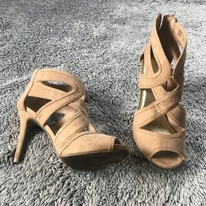 Nude Heels Size: 7/8